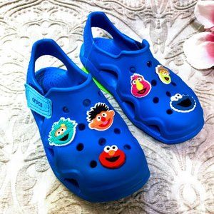 Plaza Sesamo Set Of Crocs Shoes And 6 Charms.